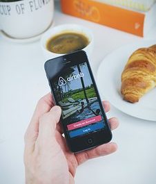 Paris assigne en référé Airbnb et Wimdu, « qui ne respectent pas la loi »